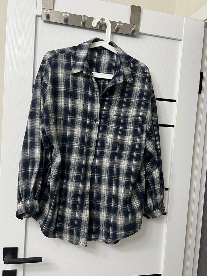 Рубашка свободного кроя.