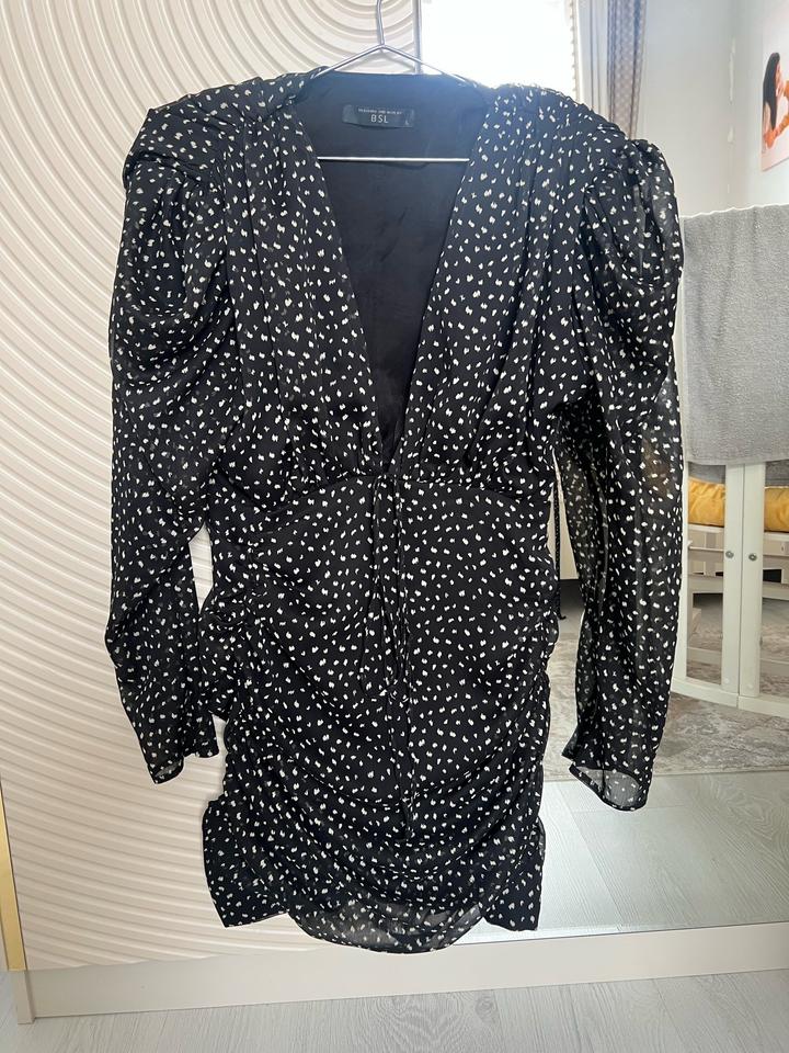 Стильное чёрное платье с объёмными рукавами BSL