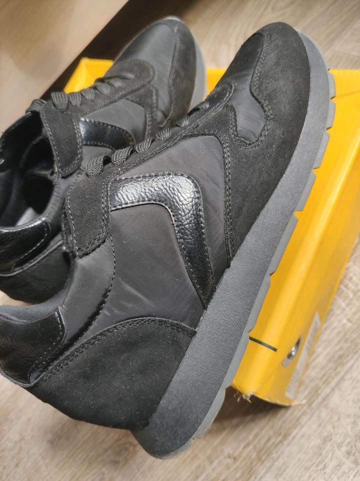 Кроссовки на скрытой платформе