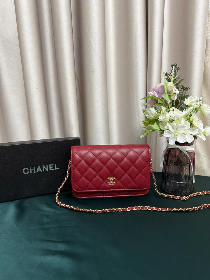 Красная и черная сумка от Chanel