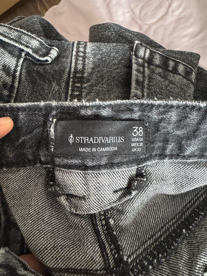 серые джинсы stradivarius