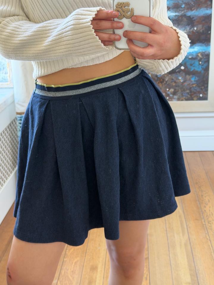 Базовая синяя юбка до колен
