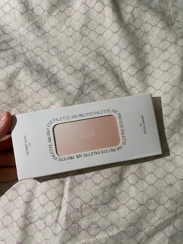 Палетка теней от Clio в оттенке Mute Library