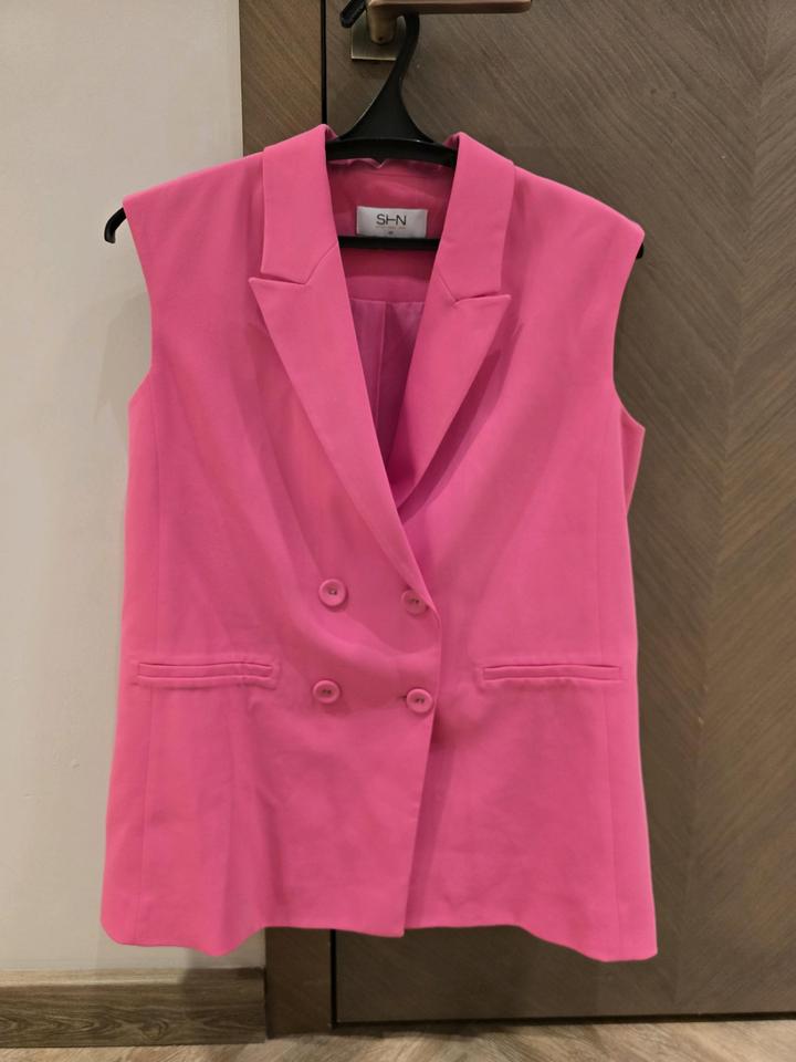 Двубортный жакет без рукавов