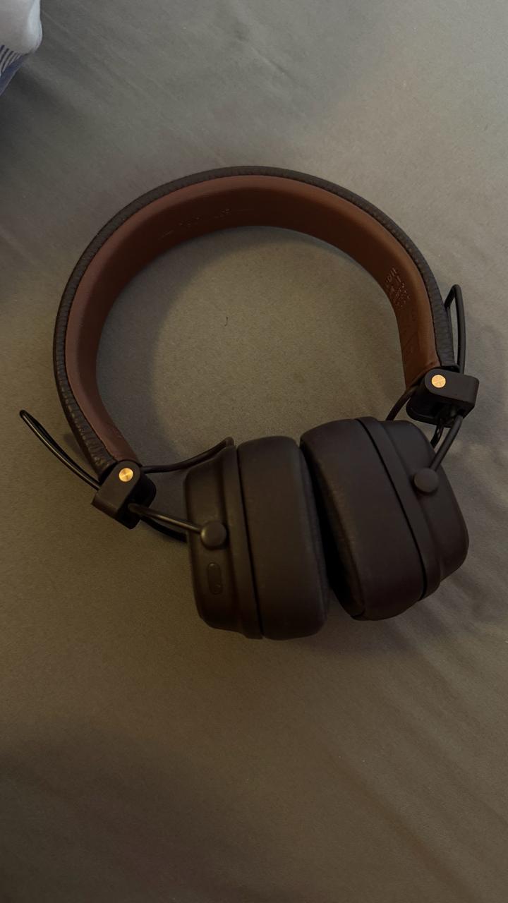 Коричневый наушник Marshall