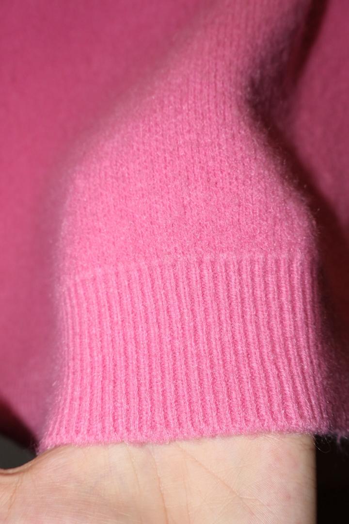 Розовый свитер от Nora