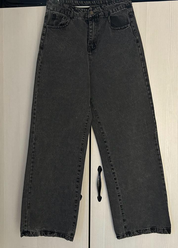 серые джинсы