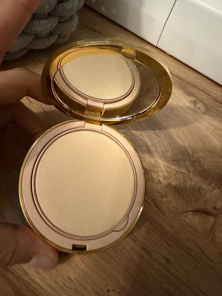 Gucci powder