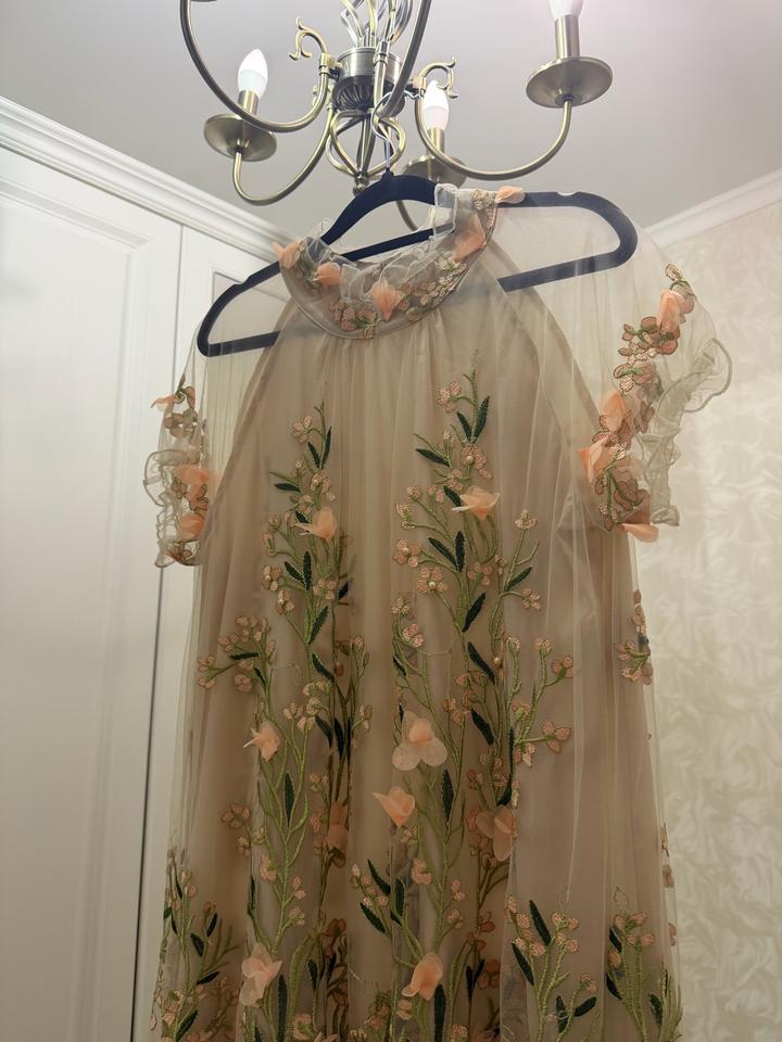 Платье Vera Moni розовое/бежевое с вышивкой