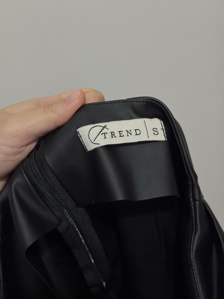 Черная кожаная юбка