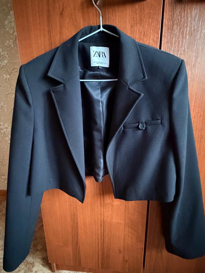 Кроп-пиджак Zara.