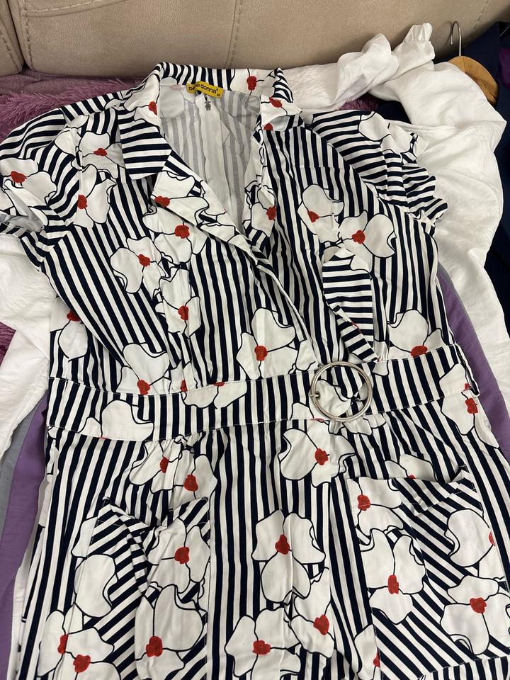 Черно белое платье с цветочками