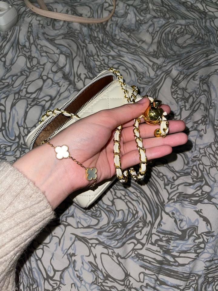 Белая сумочка под шанель