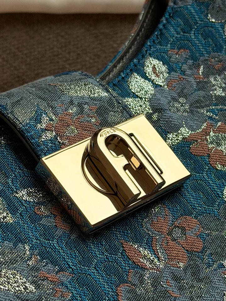 сумочка от бренда Furla