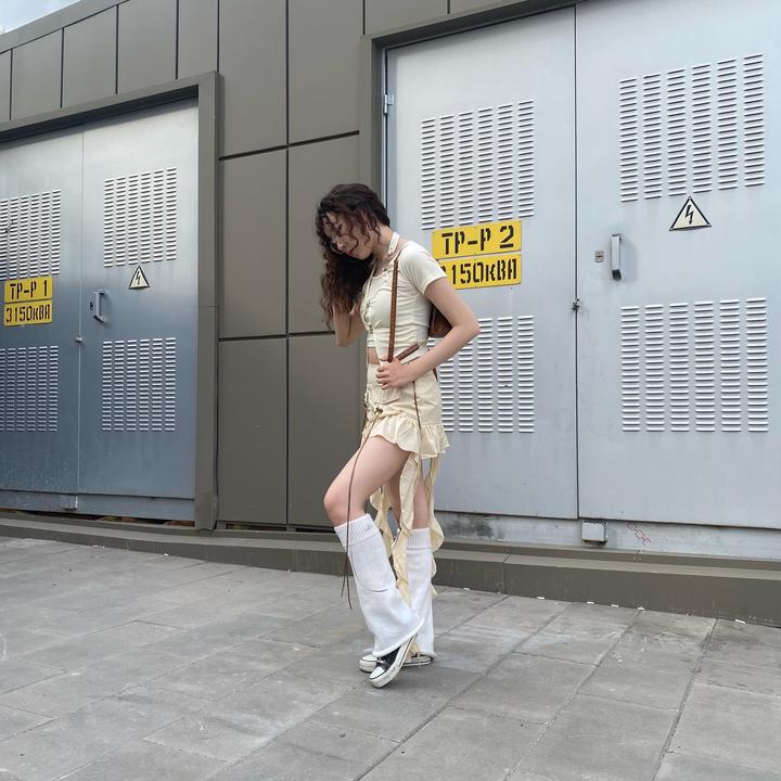 бежевый топ + юбка