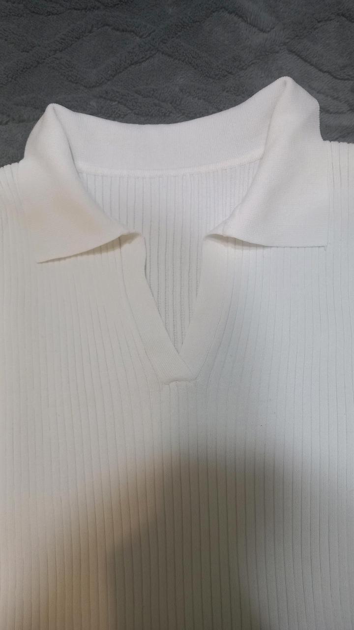 Джемпер с вырезом