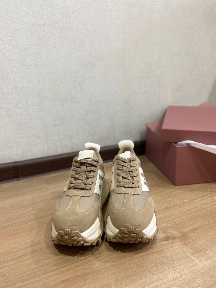 Красивые кроссовки в бежевом тоне