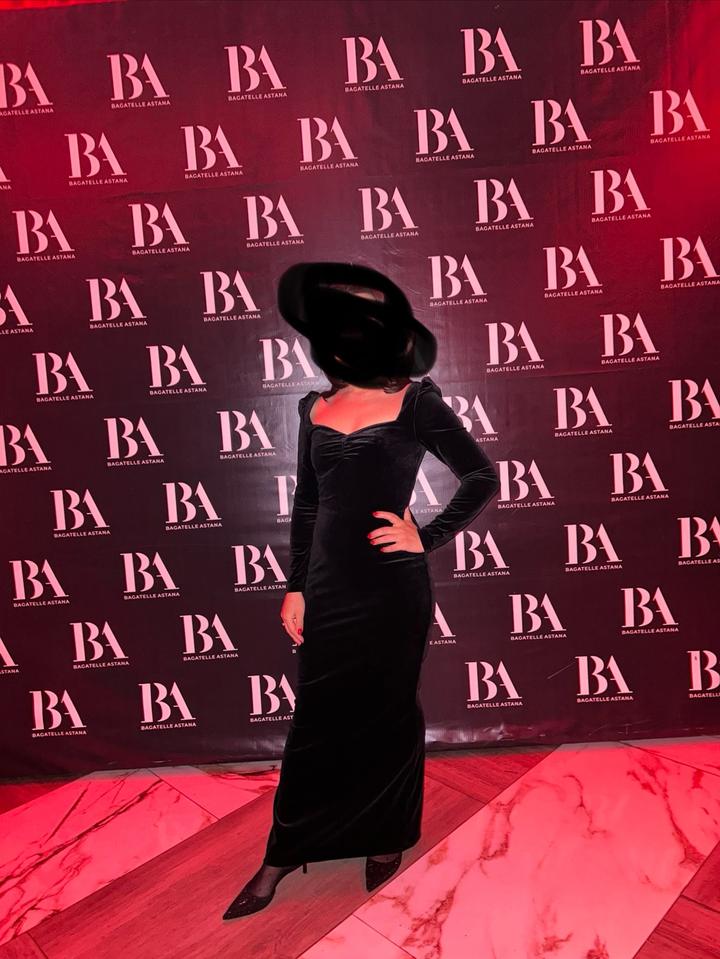 Бархатное черное платье футляр в пол. Бренд Lichi.