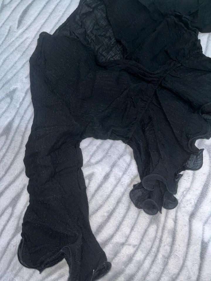 Черная рубашка с вырезом, с баской.