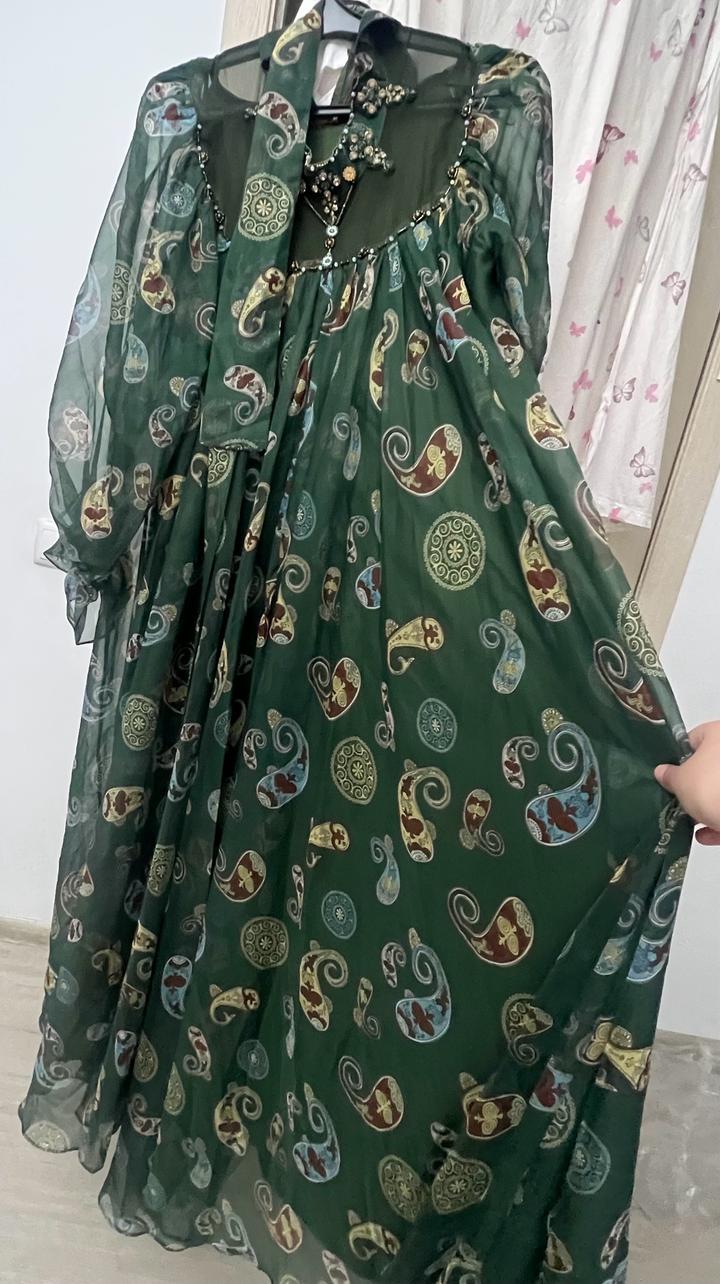 Зеленое шифоновое платье макси с узором