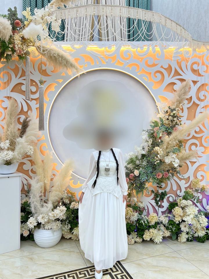 Белое платье в национальном стиле