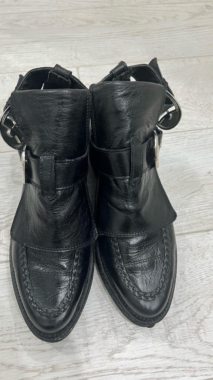 Продаются ботинки