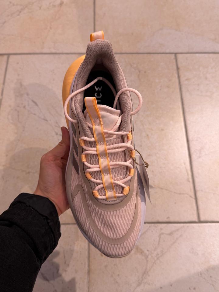 Женские кроссовки adidas