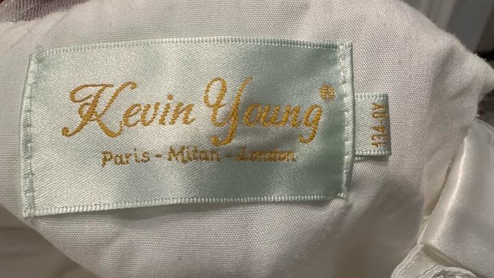 Очень красивое белое платье для девочек от бренда Kevin Young