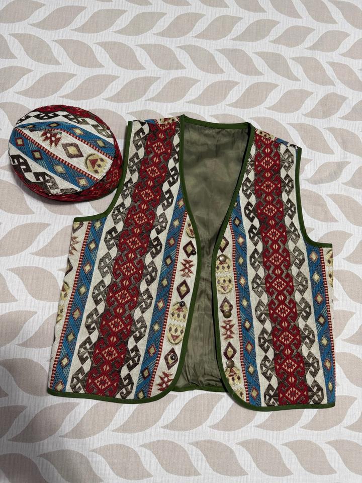 Национальный казахский жилет с головным убором