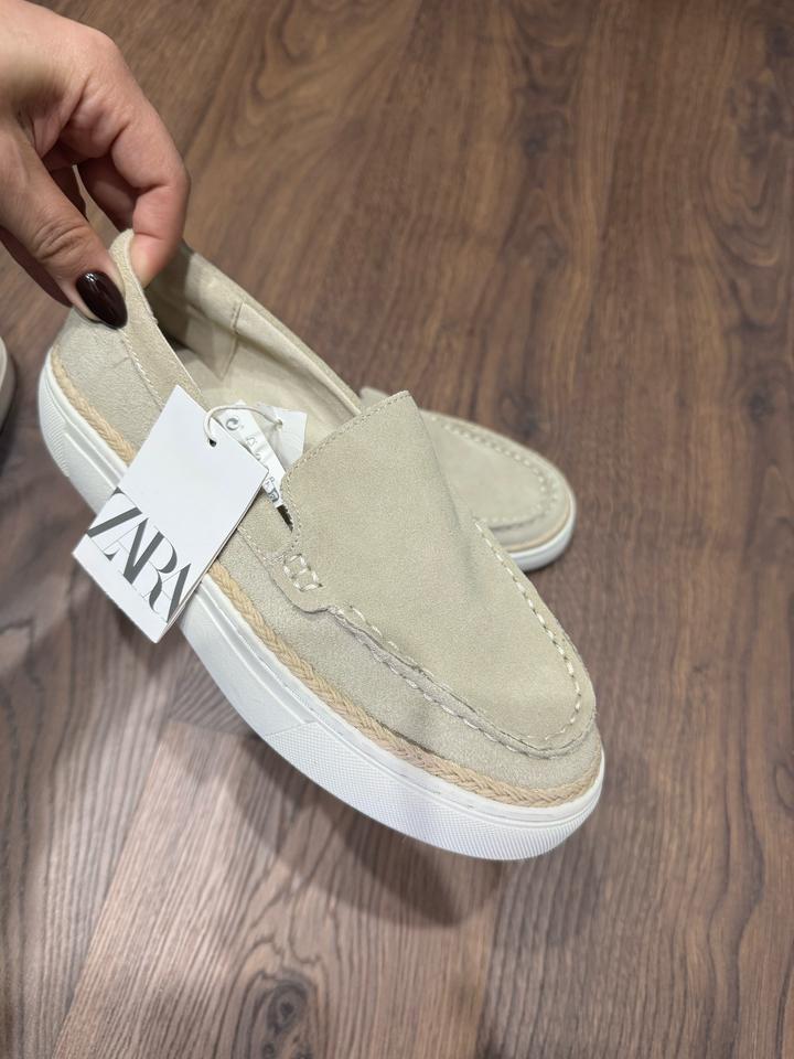 Бежевые замшевые лоферы