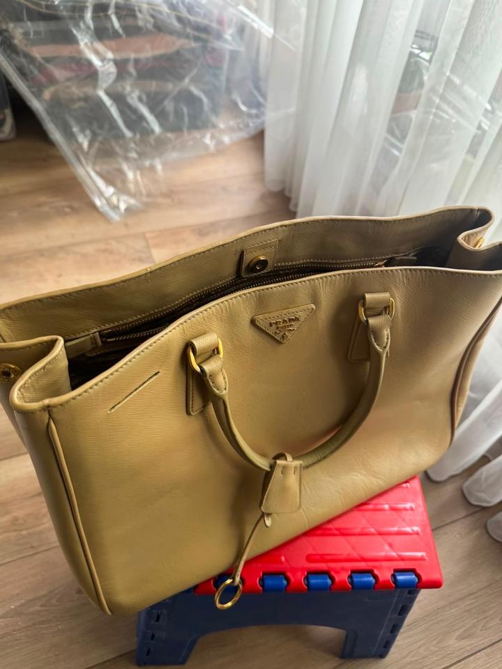 Продам сумку Prada Galleria / Saffiano в бежевом цвете
