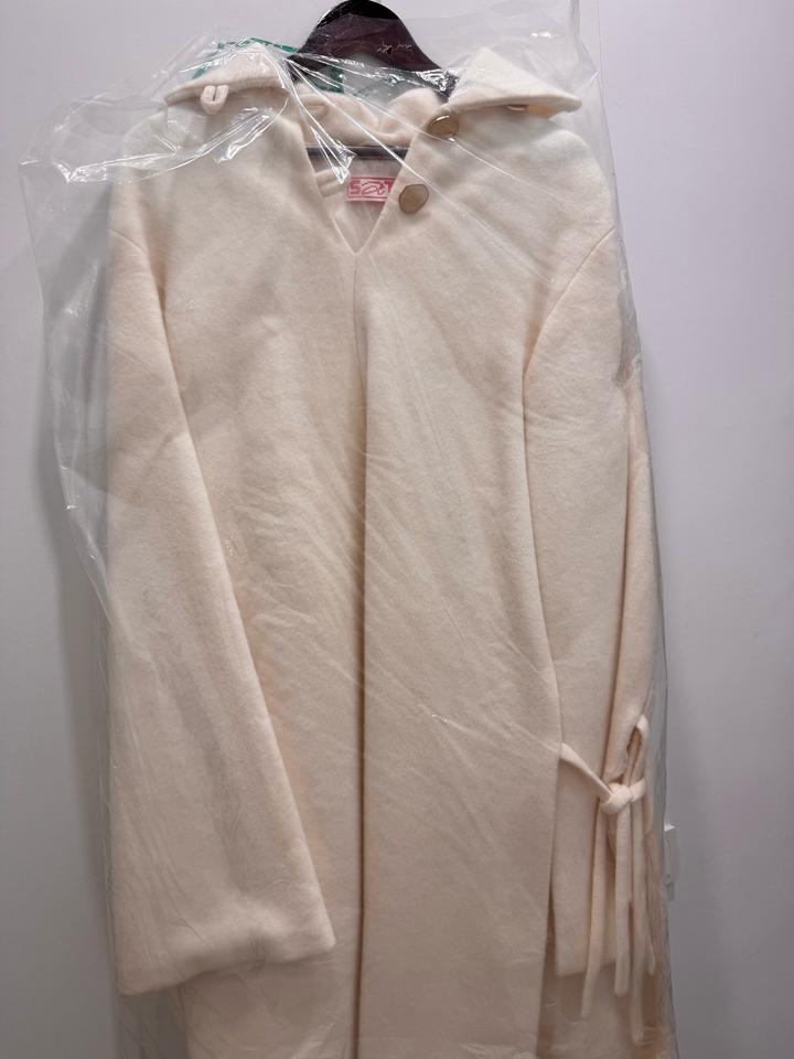 Молочное пальто-пончо