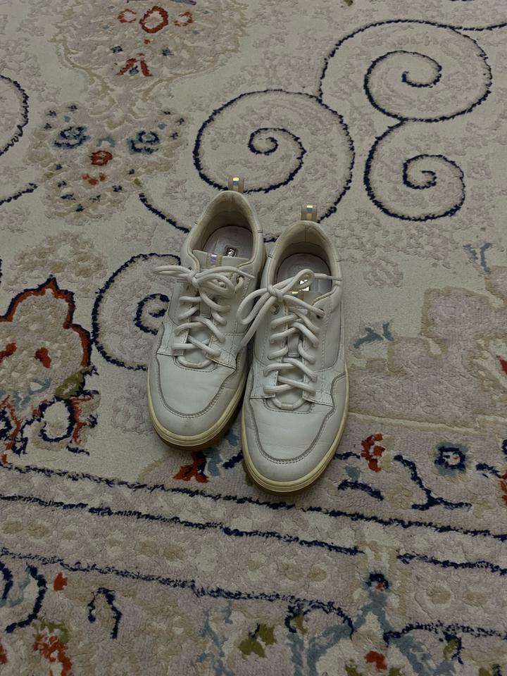 Белые женские кроссовки