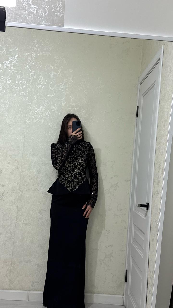 закрытое черное платье