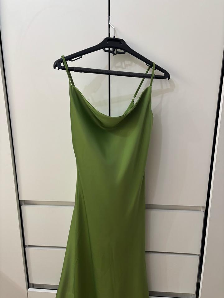 Зеленое длинное платье-комбинация