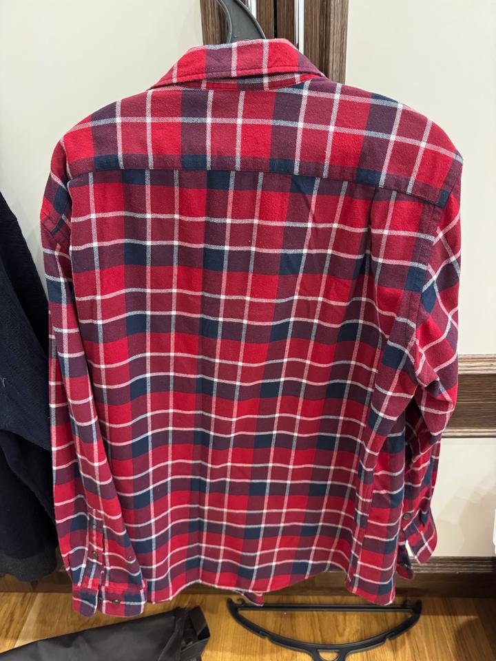 Две мужские рубашки Uniqlo