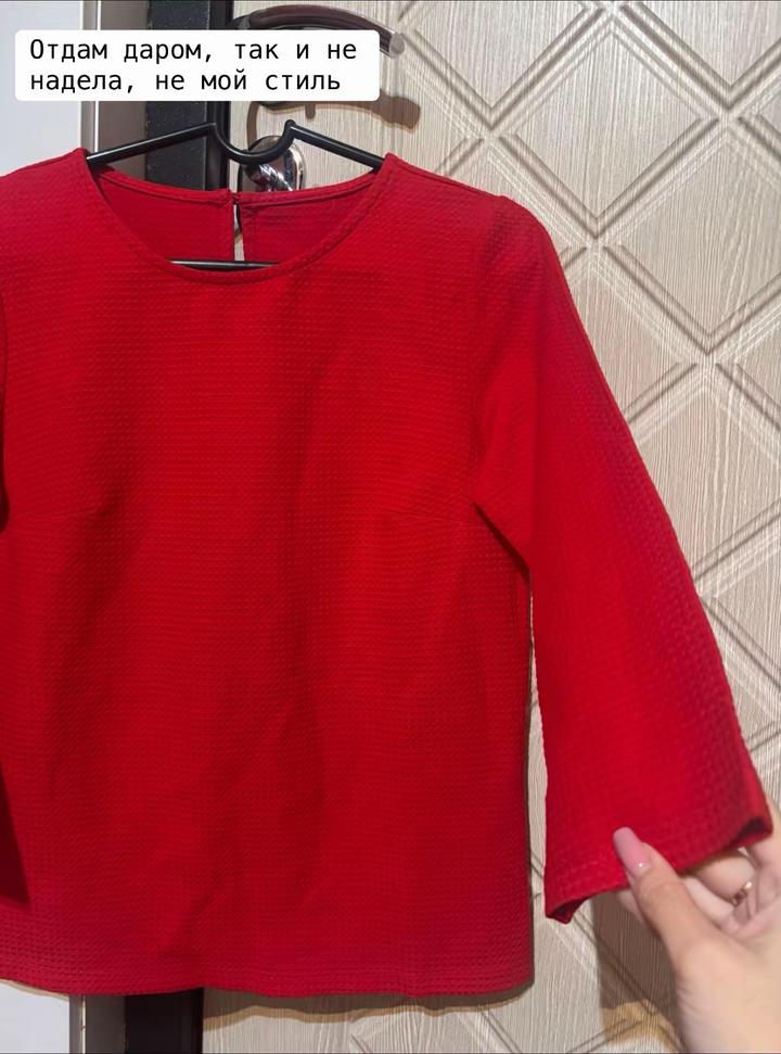 Кофточка красная