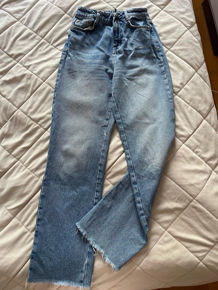 Голубые джинсы Zara