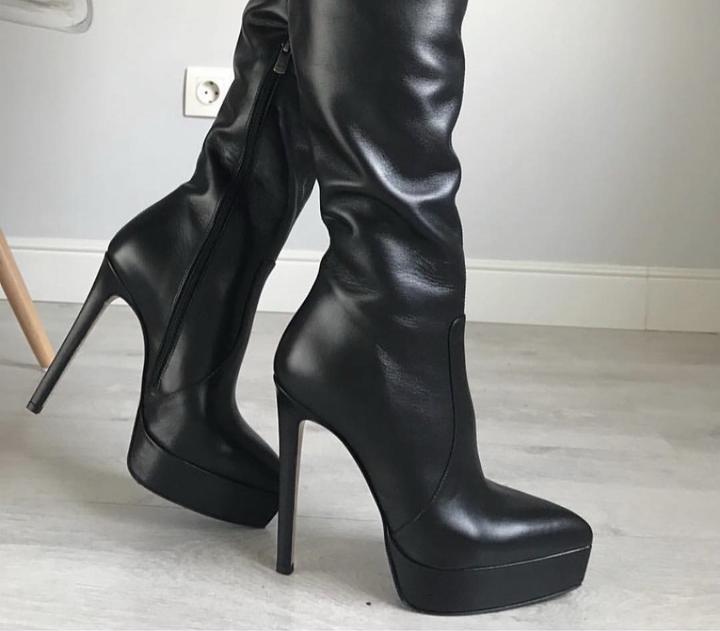 Черные ботфорты