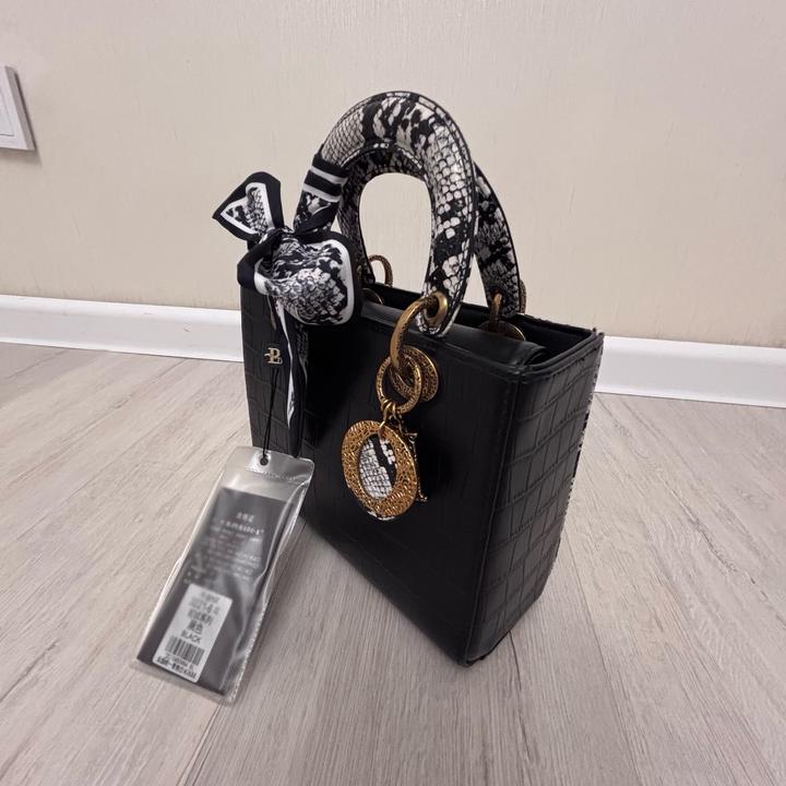 Элегантная сумка в стиле Dior от бренда H. Purade.K сделано из натуральной кожи