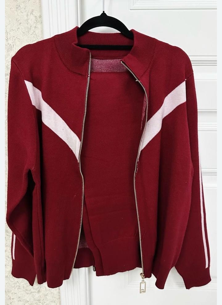 Красный спортивный костюм