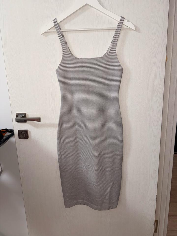 платье в полоску от бренда Zara