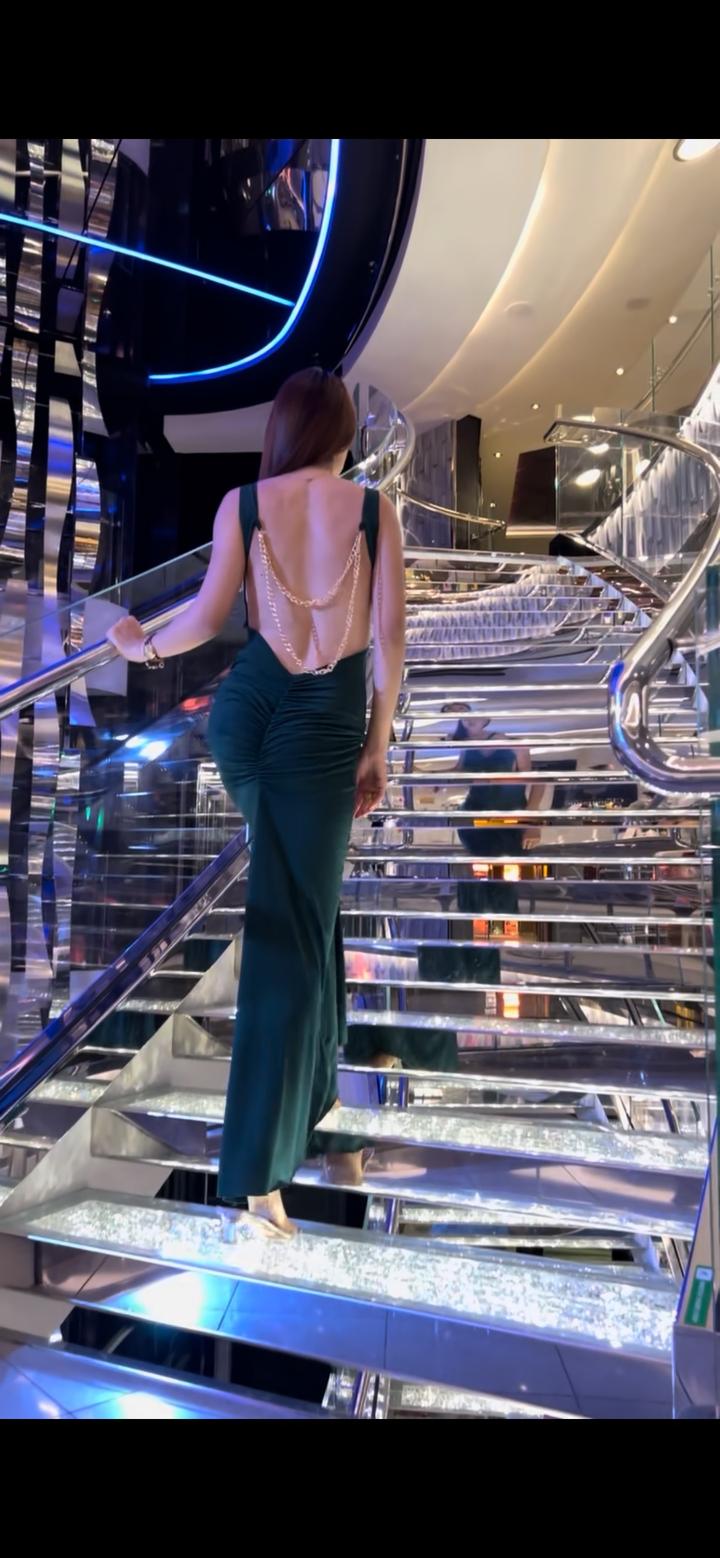 Элегантное платье для вечера зеленый декольте