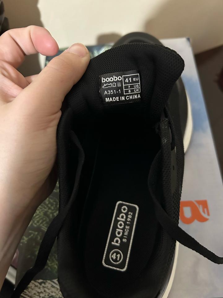 Чёрные кроссовки от бренда Li-Ning, соответствующие модели «Walker».