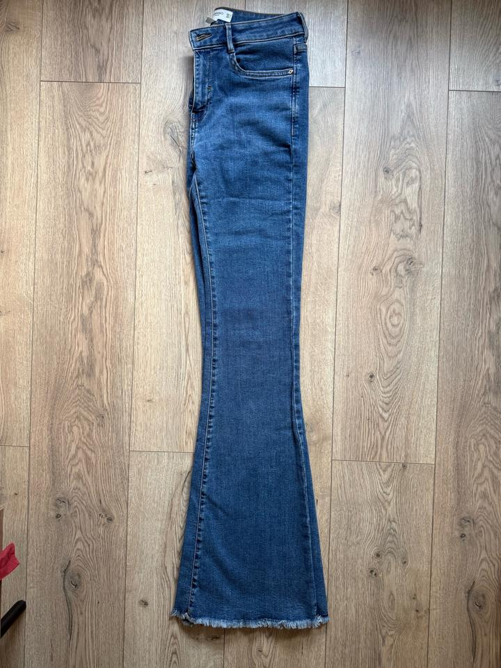 Джинсы-клёш от Mango