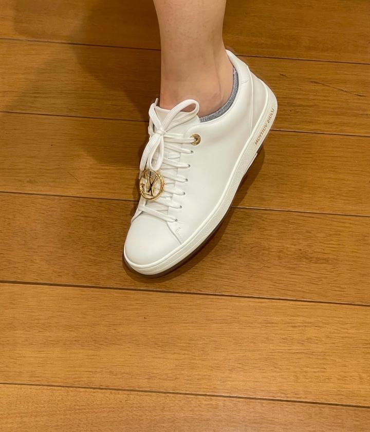 Белые кроссовки LV