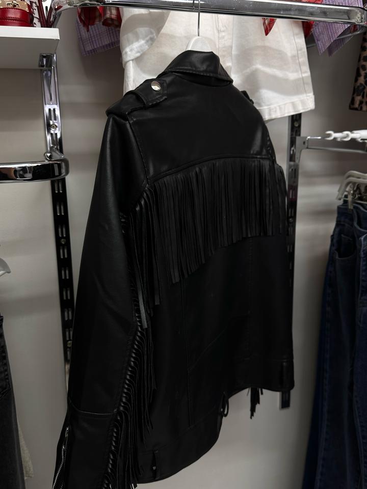 Куртка-косуха чёрная с бахромой