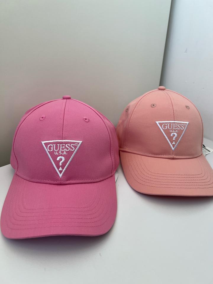 Кепки от бренда GUESS