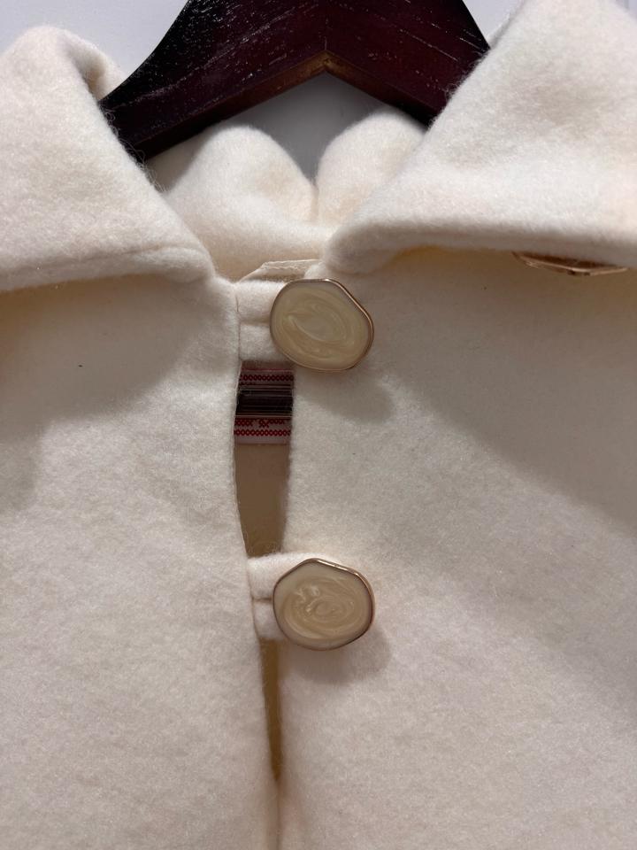 Молочное пальто-пончо