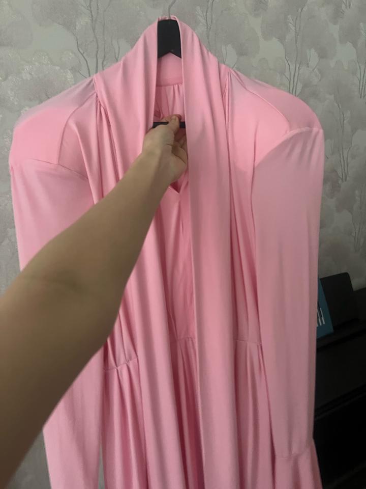 Розовое платье